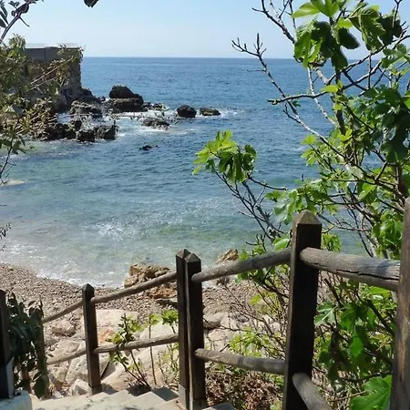 Cocon En Bord De Climatise Sur Le Port De
